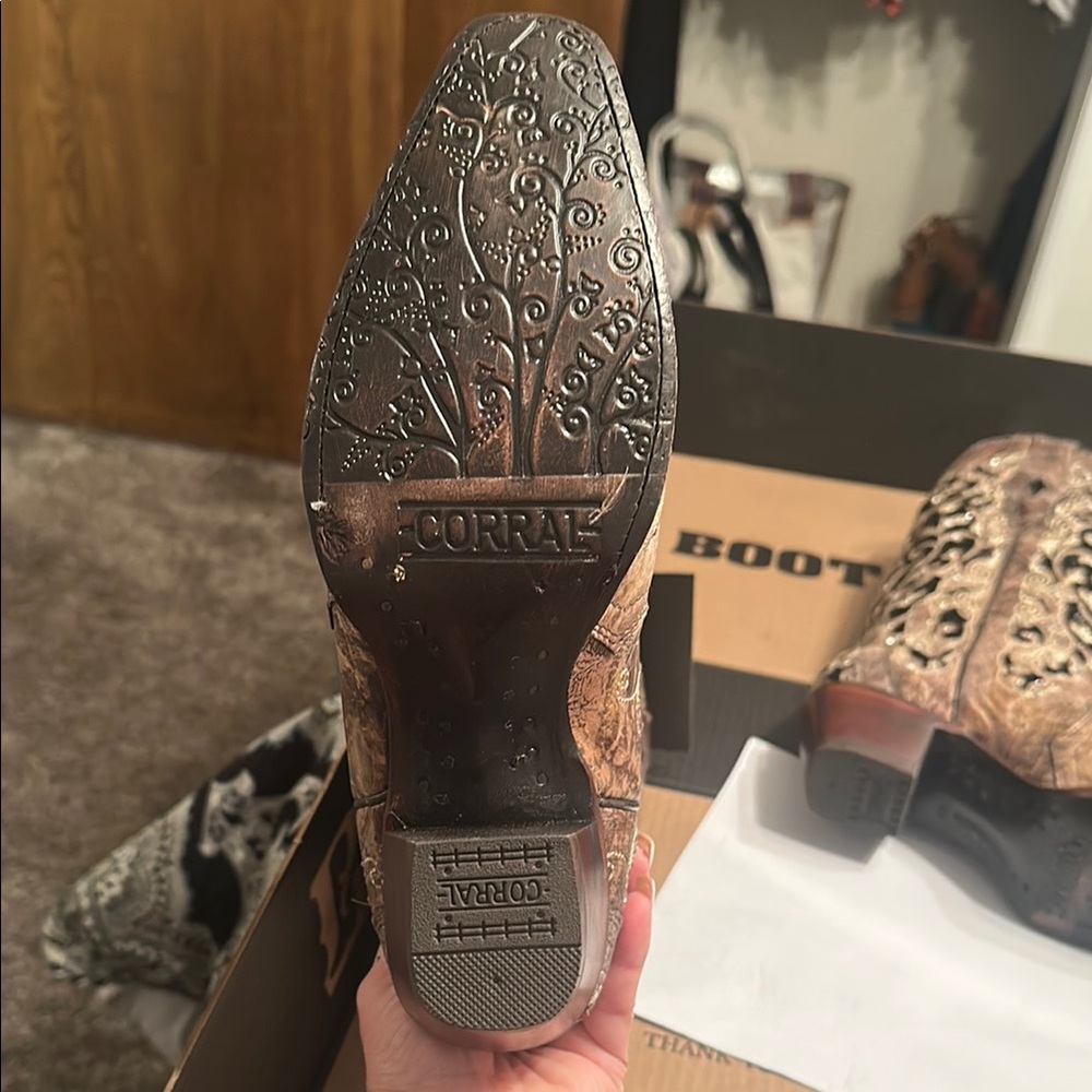 🆕 Corral Tan Cowboy Boots with Beautiful Accents! 9.5. NWT!🔥 - Picture 3 of 6